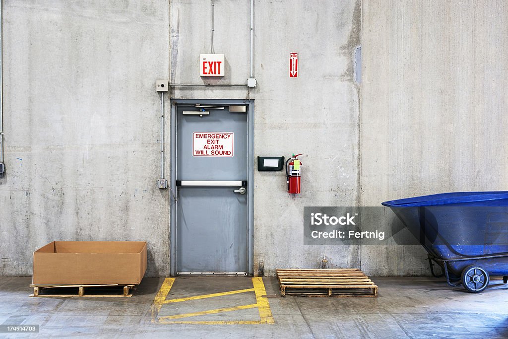 Emergencia salida de incendios, en un edificio industrial - Foto de stock de Puerta - Entrada libre de derechos