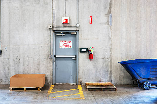 de saída de emergência em um edifício industrial - emergency exit imagens e fotografias de stock