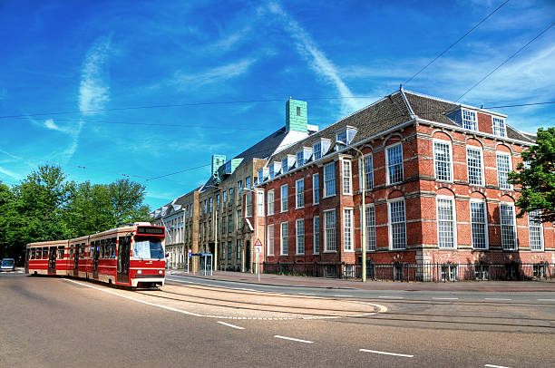 trams na ulicach amsterdamu w holandii - netherlands place zdjęcia i obrazy z banku zdjęć