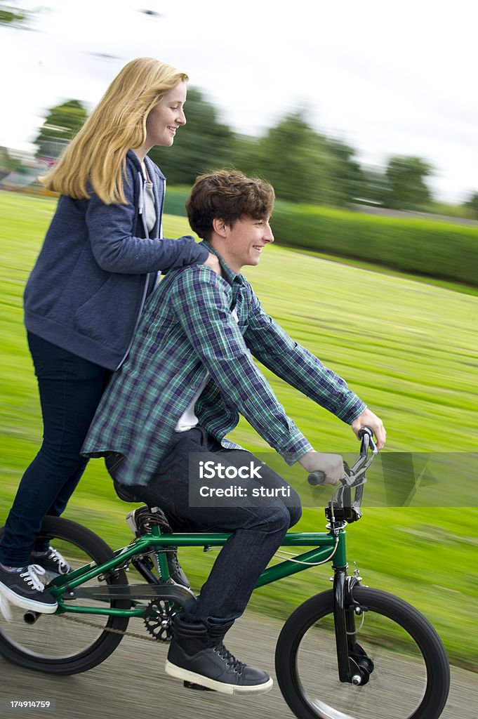 teen couple au skatepark - Photo de 16-17 ans libre de droits