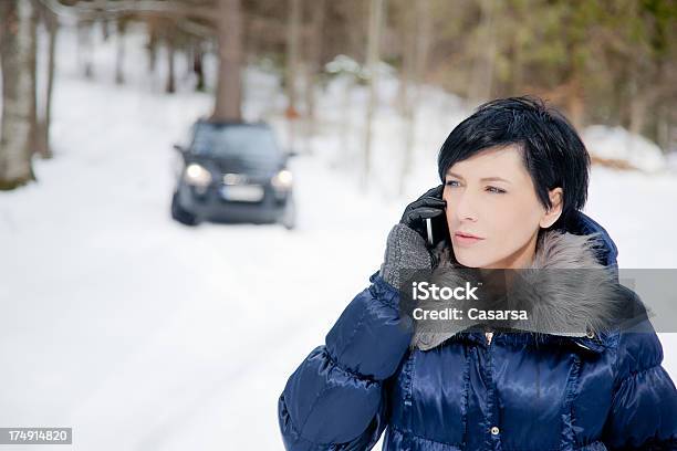 Woamn Rufen Sie Für Hilfe Stockfoto und mehr Bilder von Winter - Winter, Auto, Autounfall