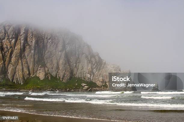 Morro Bay Rock - zdjęcia stockowe i więcej obrazów Autostrada nr 1 - Autostrada nr 1, Bez ludzi, Bezchmurne niebo