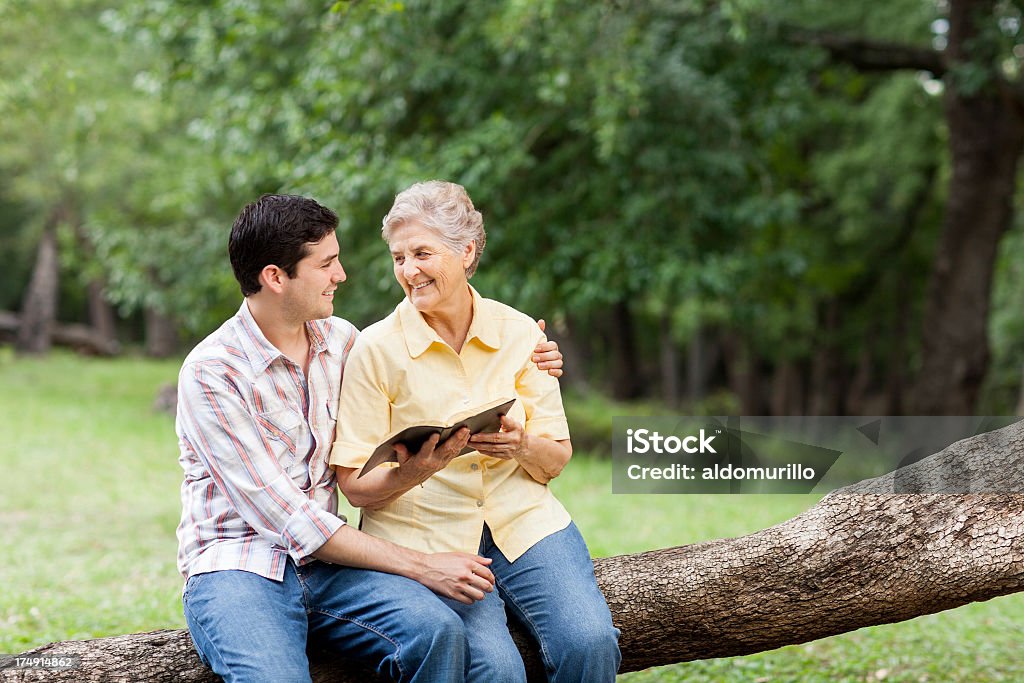 Fröhlich Großmutter und Enkel zusammen lesen - Lizenzfrei Bibel Stock-Foto