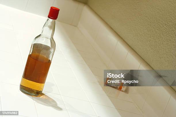 Foto de Tarifa Do E Remédios e mais fotos de stock de Bebida alcoólica - Bebida alcoólica, Remédio para Depressão, Abuso de Substâncias