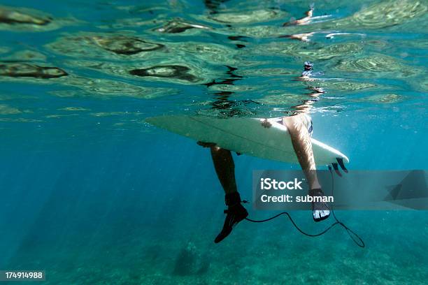 À Espera De Uma Onda - Fotografias de stock e mais imagens de Esperar - Esperar, Surf, Adulto