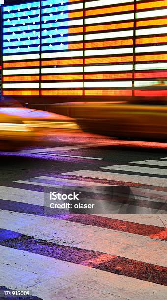 Taxi Amarillo Y Bandera De Times Square Foto de stock y más banco de imágenes de Amarillo - Color - Amarillo - Color, Anochecer, Bandera