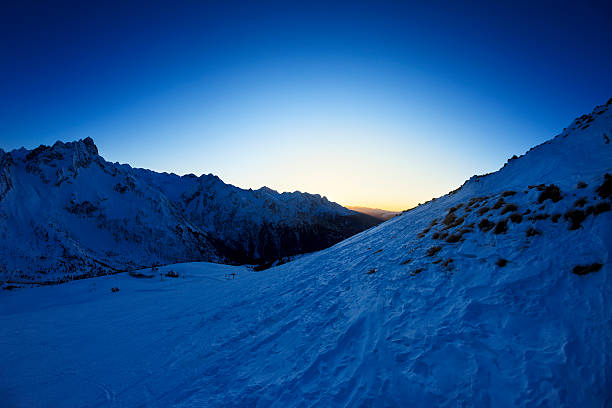 tramonto in montagna - mt snow horizon over land winter european alps foto e immagini stock