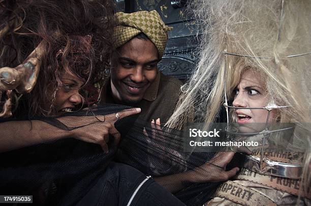 Foto de Voodoo Witch Gritando No Seu Refém e mais fotos de stock de Adulto - Adulto, Apavorado, Assassinato