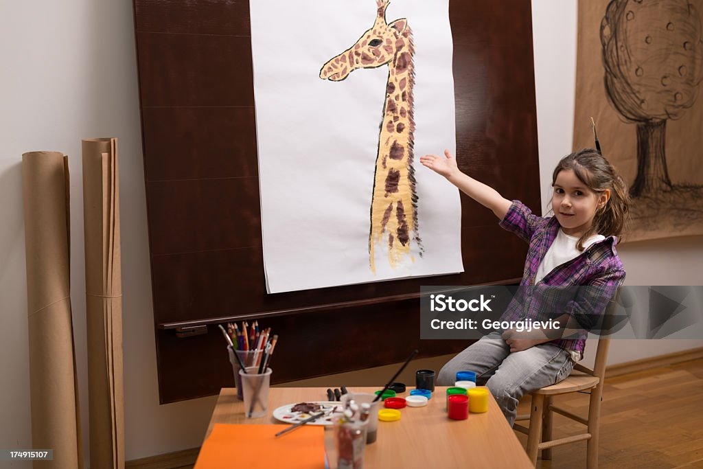 Niña mostrando sus dibujo - Foto de stock de Niño libre de derechos