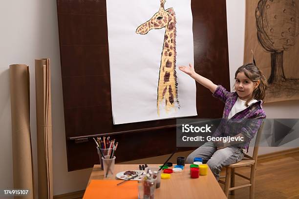 Niña Mostrando Sus Dibujo Foto de stock y más banco de imágenes de Niño - Niño, Actividades recreativas, Admiración