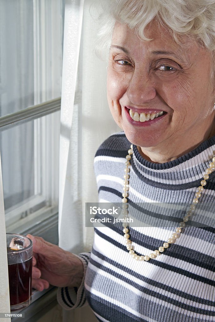 Mulher idosa sorrisos a janela - Royalty-free 60-64 anos Foto de stock