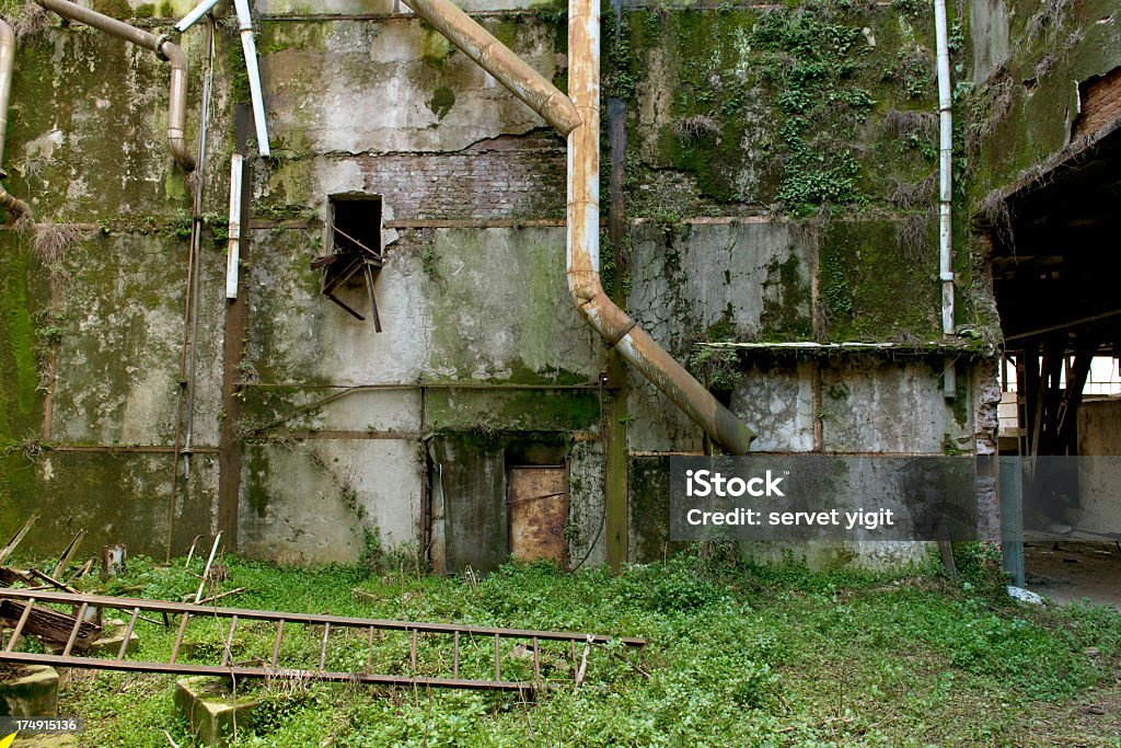 Vecchio abbandonato edificio di fabbrica - Foto stock royalty-free di Abbandonato