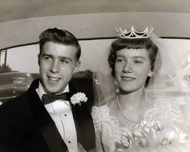 coppia di sposi da anni'50. - 1950s style couple old fashioned heterosexual couple foto e immagini stock