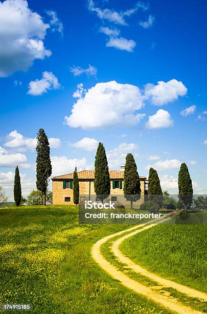 Granja En Val Dorcia Resorte Foto de stock y más banco de imágenes de Chalet veraniego - Chalet veraniego, Italia, Primavera - Estación