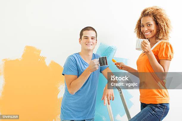 Feliz Pareja Joven Pintar La Pared Foto de stock y más banco de imágenes de Actividad - Actividad, Actividad de fin de semana, Adulto