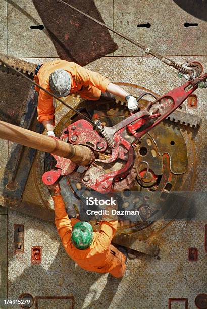 Zwei Unternehmen Arbeiten Auf Einem Drilling Bohrinsel Stockfoto und mehr Bilder von Benzin