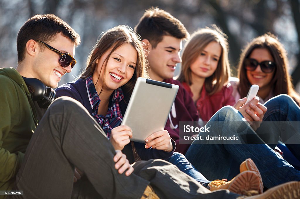 Молодые и Счастливая городской людей, весело с цифровой планшет - Стоковые фото На открытом воздухе роялти-фри