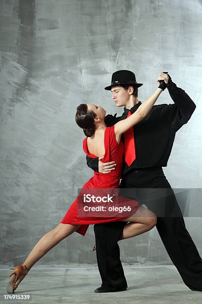 Пара Танцоров — стоковые фотографии и другие картинки Бальные танцы - Бальные танцы, В помещении, Вертикальный