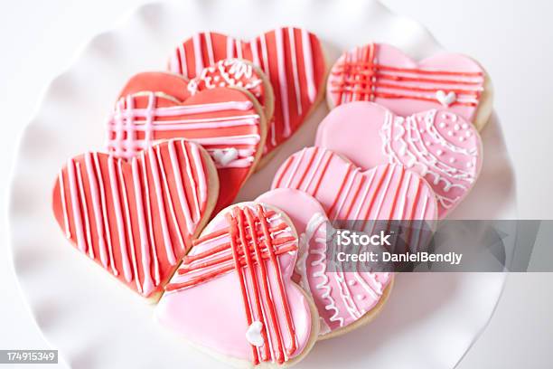 Foto de Cookies Em Forma De Coração Dia Dos Namorados e mais fotos de stock de Assado no Forno - Assado no Forno, Bandeja de Bolo, Biscoito