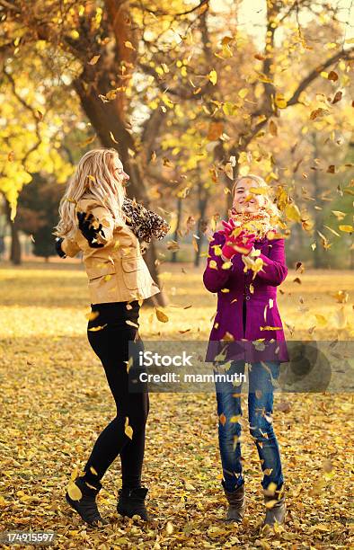 Junge Frau Spielt Mit Herbstlaub Stockfoto und mehr Bilder von 20-24 Jahre - 20-24 Jahre, Aktiver Lebensstil, Aktivitäten und Sport