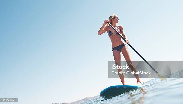 Paciente Paddler Foto de stock y más banco de imágenes de Surf de remo - Surf de remo, Diversión, Mujeres