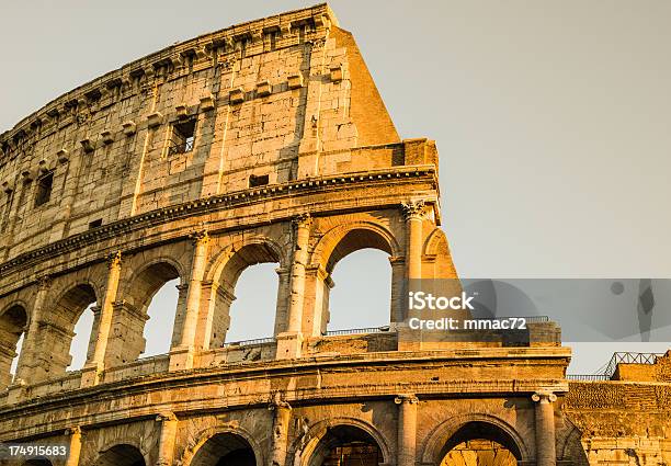 Колизей В Риме — стоковые фотографии и другие картинки Амфитеатр - Амфитеатр, Арка - архитектурный элемент, Археология