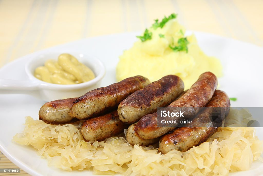 Saucisses, une choucroute - Photo de Choucroute libre de droits