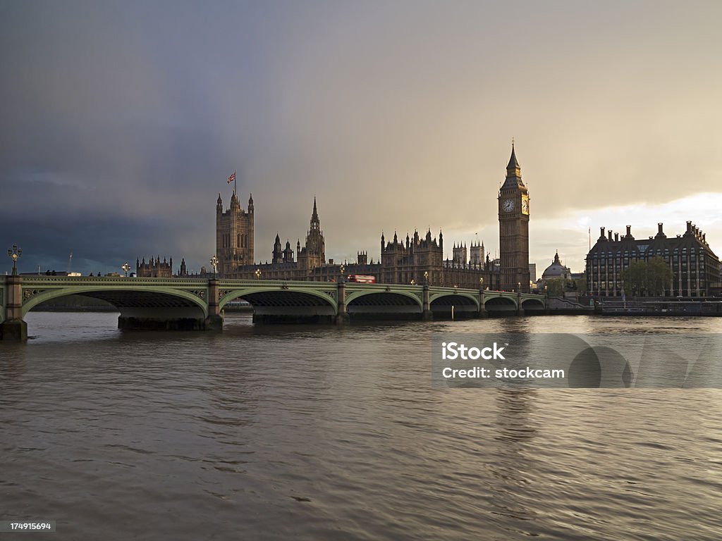 bus London und Big Ben - Lizenzfrei Abenddämmerung Stock-Foto