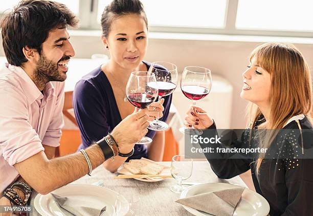 Gente Che Brinda Al Ristorante - Fotografie stock e altre immagini di Adulto - Adulto, Alchol, Allegro