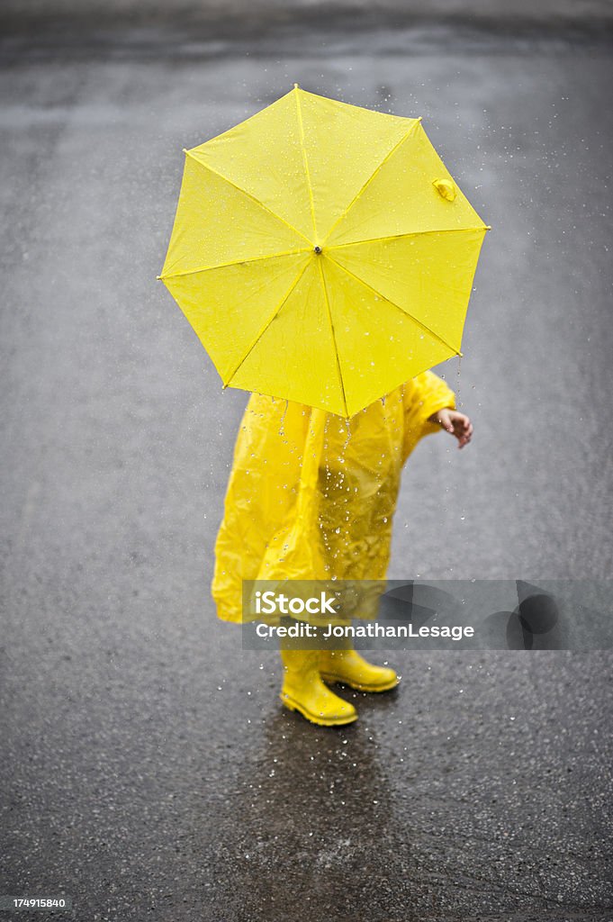 Amarelo rainsuit de banho sob o guarda-chuva de chuva, sous la pluie - Foto de stock de Amarelo royalty-free