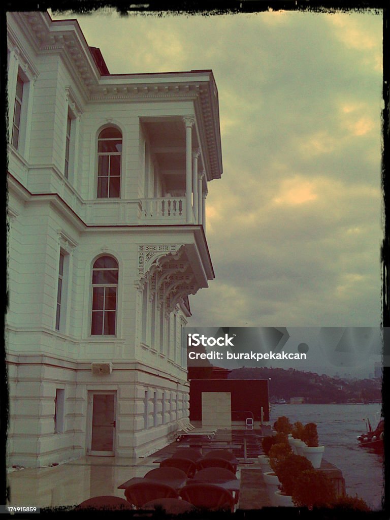 Legno bianco waterside residence da mare in Istanbul, Turchia - Foto stock royalty-free di Acqua
