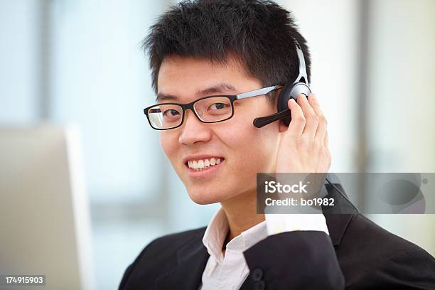 Junge Asiatische Telefonist Lächeln In Die Kamera Stockfoto und mehr Bilder von 20-24 Jahre - 20-24 Jahre, 25-29 Jahre, Am Telefon