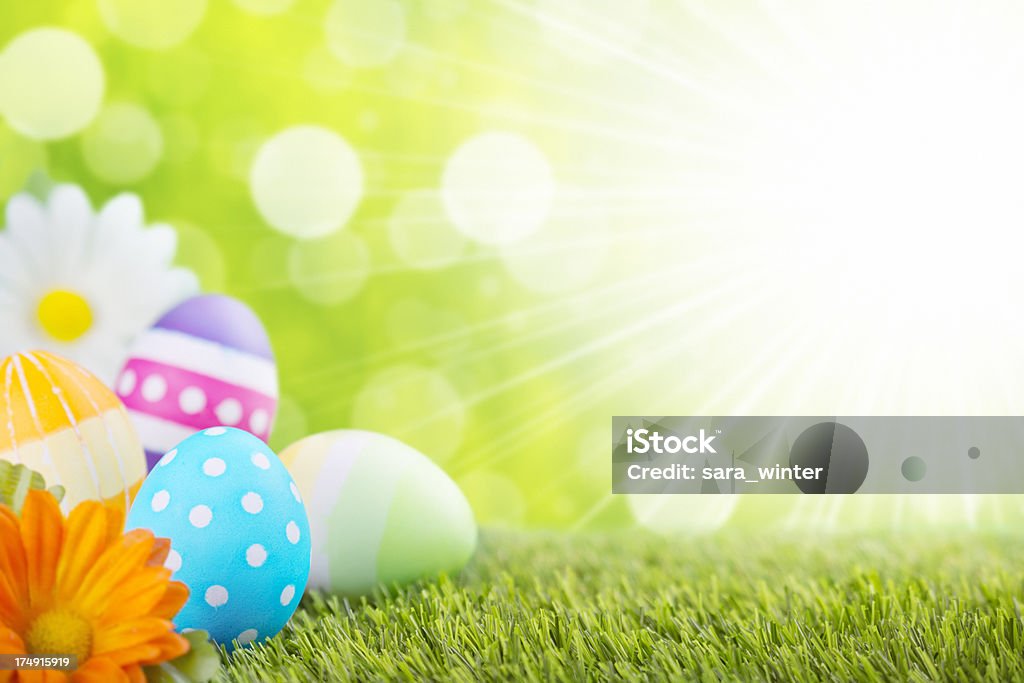 Decorado ovos de Páscoa na grama com um fundo verde - Royalty-free Alto-Contraste Foto de stock