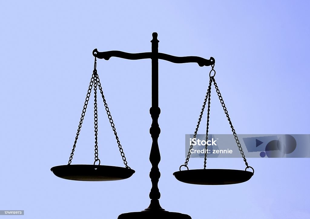 Balance Scale su sfondo blu - Foto stock royalty-free di Sagoma - Controluce