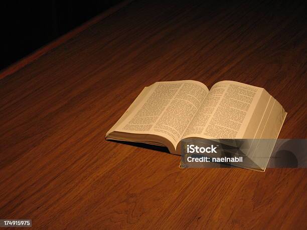 Foto de Inaugurado Bíblia e mais fotos de stock de Aberto - Aberto, Antigo, Bíblia