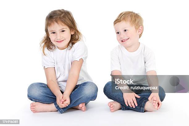 Retrato De Bonito Irmãos - Fotografias de stock e mais imagens de 2-3 Anos - 2-3 Anos, 4-5 Anos, 6-7 Anos