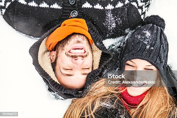 笑顔冬のお楽しみ - カップルのストックフォトや画像を多数ご用意 - カップル, 雪, 恋に落ちる