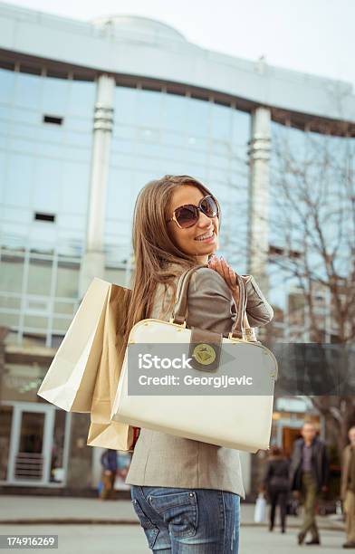 미소 여자아이 쇼핑 수하물 가방에 대한 스톡 사진 및 기타 이미지 - 가방, 거리, 걷기