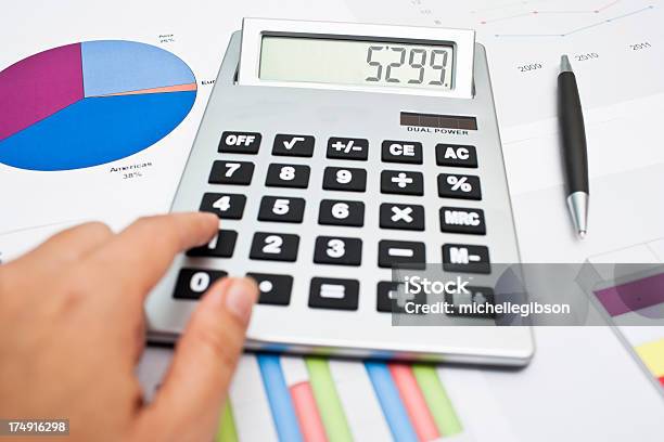 Cálculo De Vendas - Fotografias de stock e mais imagens de Calculadora - Calculadora, Calcular, Caneta