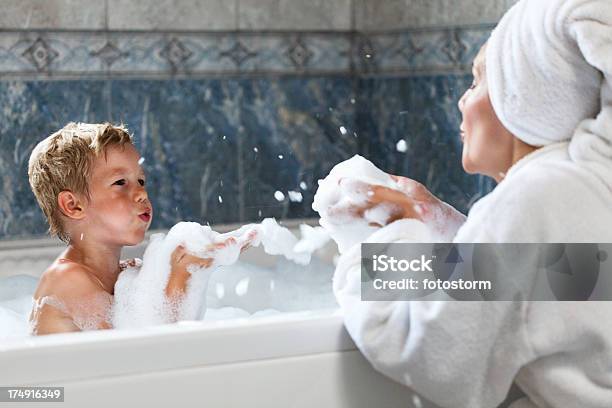 구슬눈꼬리 및 하위 지역에서 요실 욕조에 대한 스톡 사진 및 기타 이미지 - 욕조, 아이, 화장실-건축물