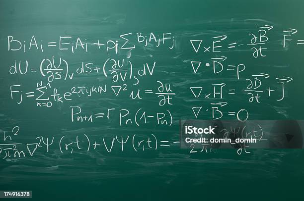 Primo Piano Sulla Mano Scritto Fisica Formula Lavagna - Fotografie stock e altre immagini di Colore verde