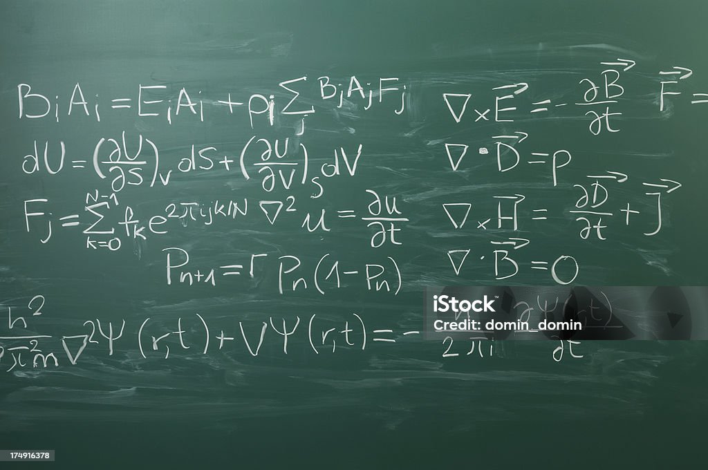 Close-up 보유중인 서면 물리학 포뮬러 blackboard - 로열티 프리 녹색 스톡 사진