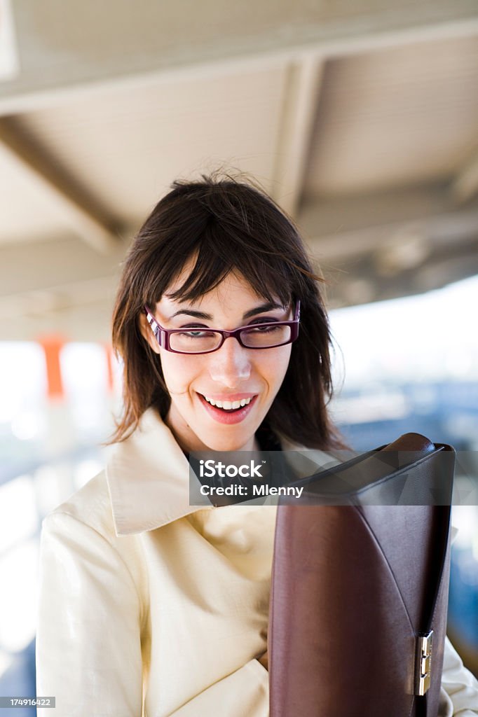 cheeky sorridente donna - Foto stock royalty-free di Abbigliamento elegante