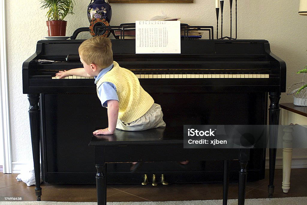 피아노 남자아이 2 - 로열티 프리 결심 스톡 사진