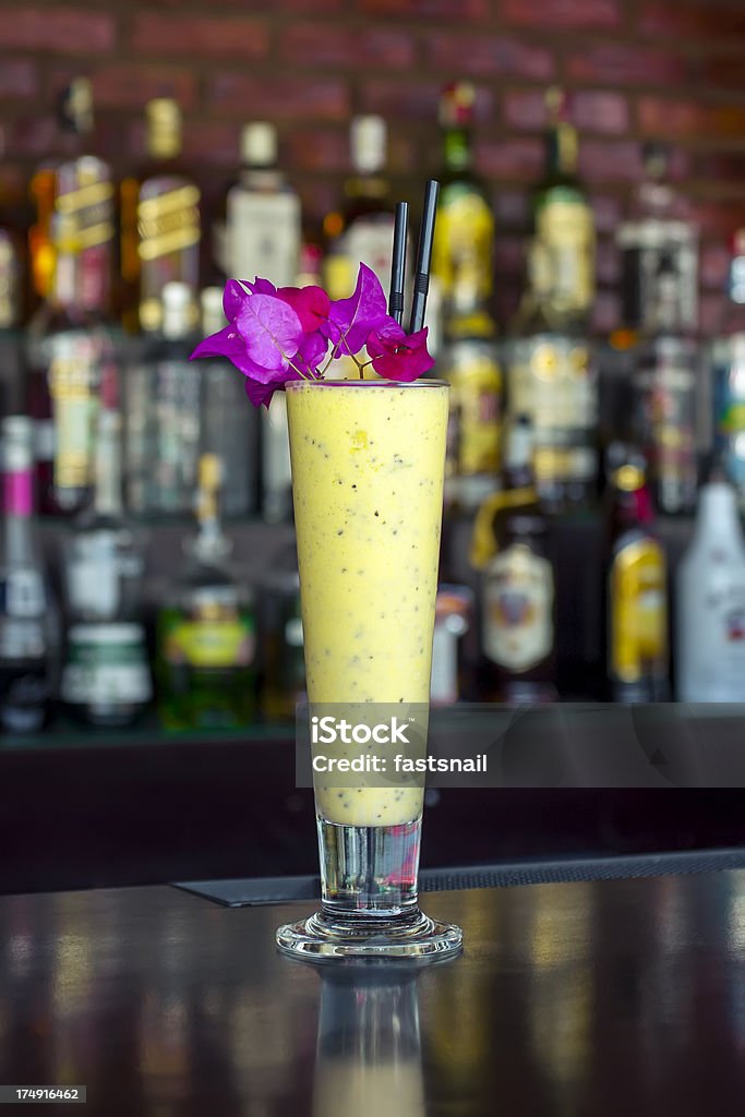 Bourbon cookie cocktail sur la table de bar classique noir - Photo de Apéritif libre de droits