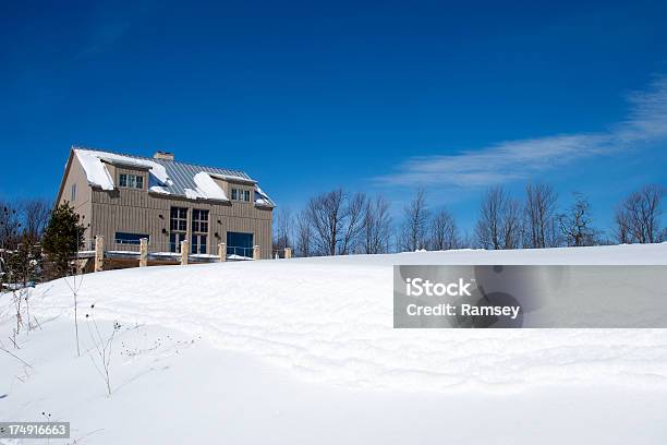 Casa Di Campagna In Inverno - Fotografie stock e altre immagini di Ambientazione esterna - Ambientazione esterna, Blu, Casa