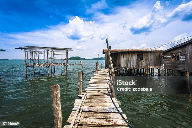 Case Sullacqua In Malesia Isola Del Borneo - Fotografie stock e altre immagini di Bassifondi - Bassifondi, Cultura indonesiana, Acqua