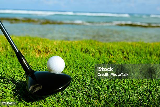 Golf Ball Golpear Desde El Tee Foto de stock y más banco de imágenes de Sombrero de golf - Sombrero de golf, Playa, Golf