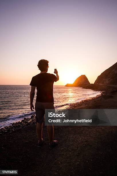 Hombre Tomando Fotos Con Un Teléfono Inteligente Foto de stock y más banco de imágenes de Actividades recreativas - Actividades recreativas, Adulto, Agua