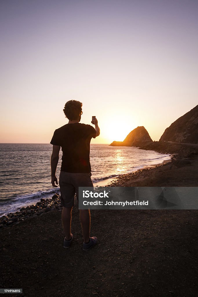 Homme de prendre une photo avec le téléphone intelligent - Photo de Activité de loisirs libre de droits